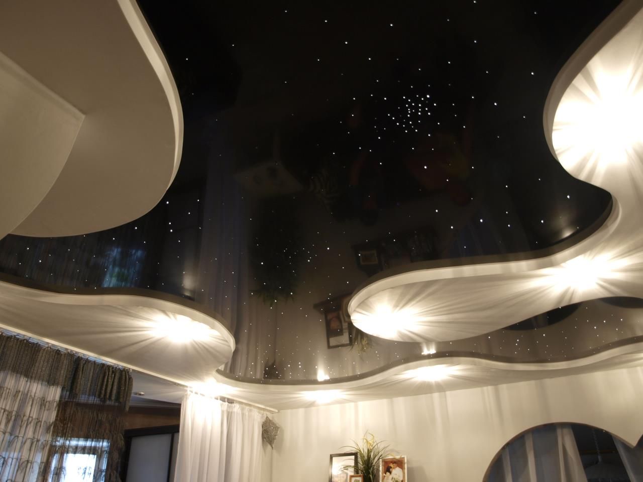 Заказать криволинейные натяжные потолки в компании Alezi: бесплатный замер, профессиональный монтаж, выгодные цены