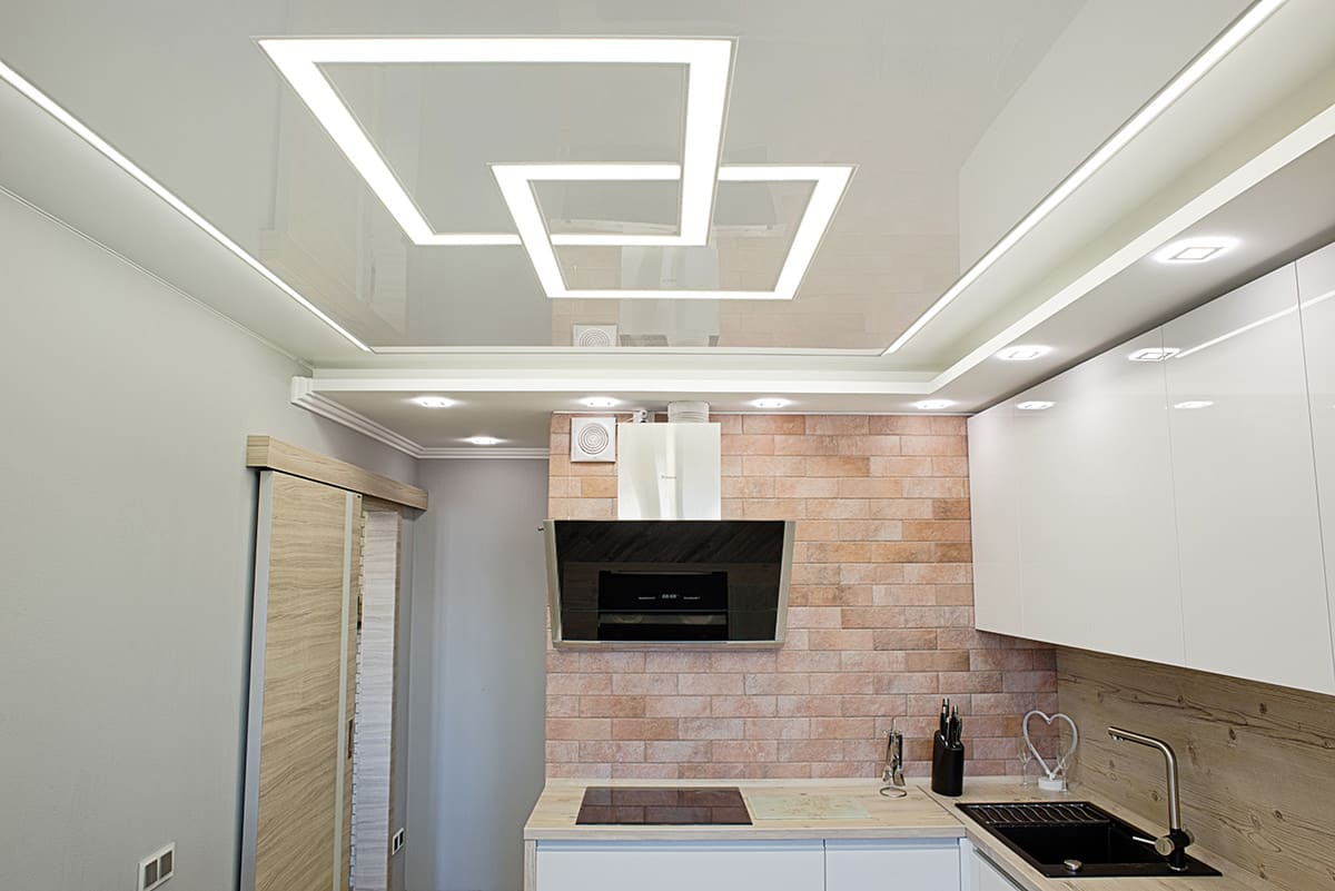 Дизайн натяжных потолков для кухни с фото