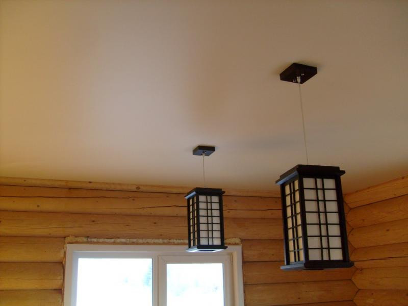 Натяжной потолок в деревянном доме с освещением - все плюсы и минусы, нюансы установки и эксплуатации натяжных полотен на даче