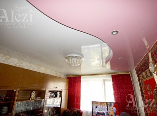 Многоуровневый глянцевый натяжной потолок в гостинную (розово-белый)