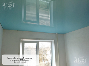 Глянцевый цветной натяжной потолок в спальне от Алези