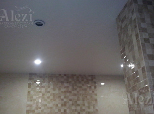 Натяжной потолок в ванную комнату от Алези