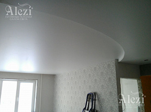Двухуровневый белый натяжной потолок в гостинную