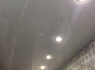 Белый лаковый натяжной потолок от "Алези" НП-L303-11,9 кв.м