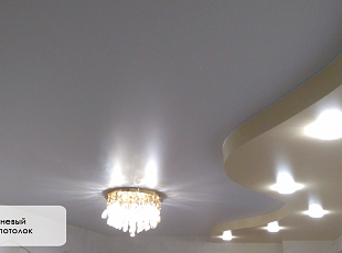 Двухуровневый двухцветный натяжной потолок от Алези в гостинной
