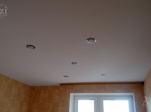 Матовый натяжной потолок с подсветкой в гостинную
